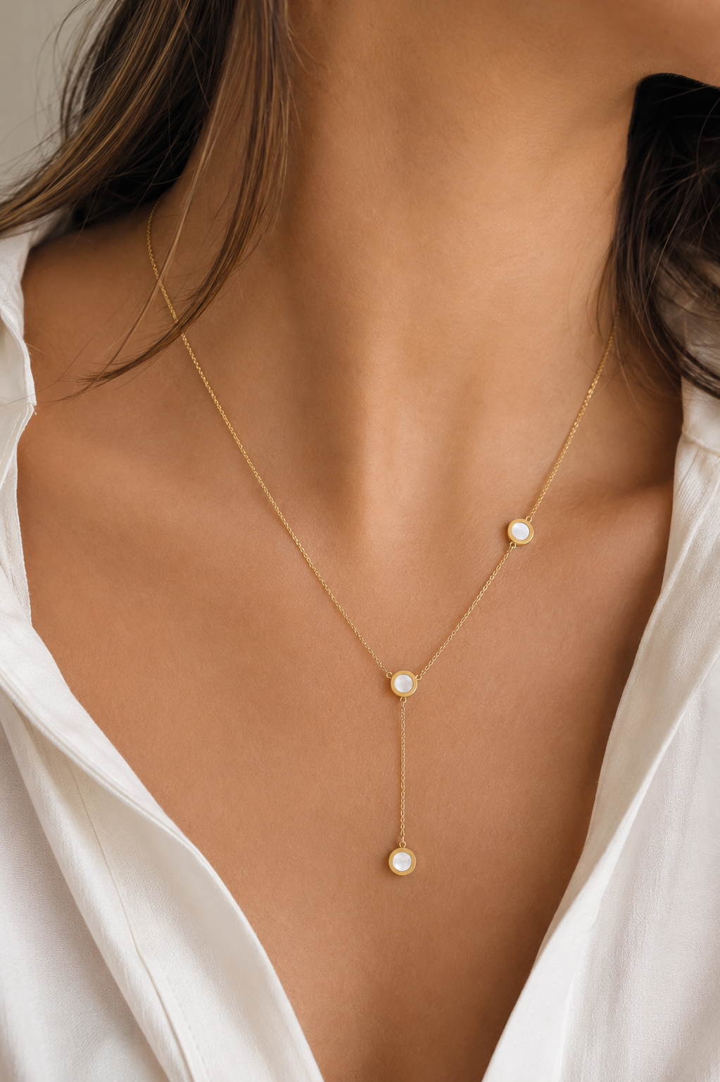 Collier Réversible Femme Nacre Blanche et Noir en Acier Inoxydable Doré