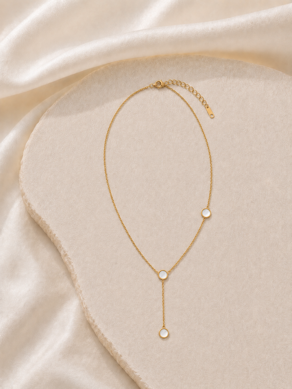 Collier Réversible Femme Nacre Blanche et Noir en Acier Inoxydable Doré